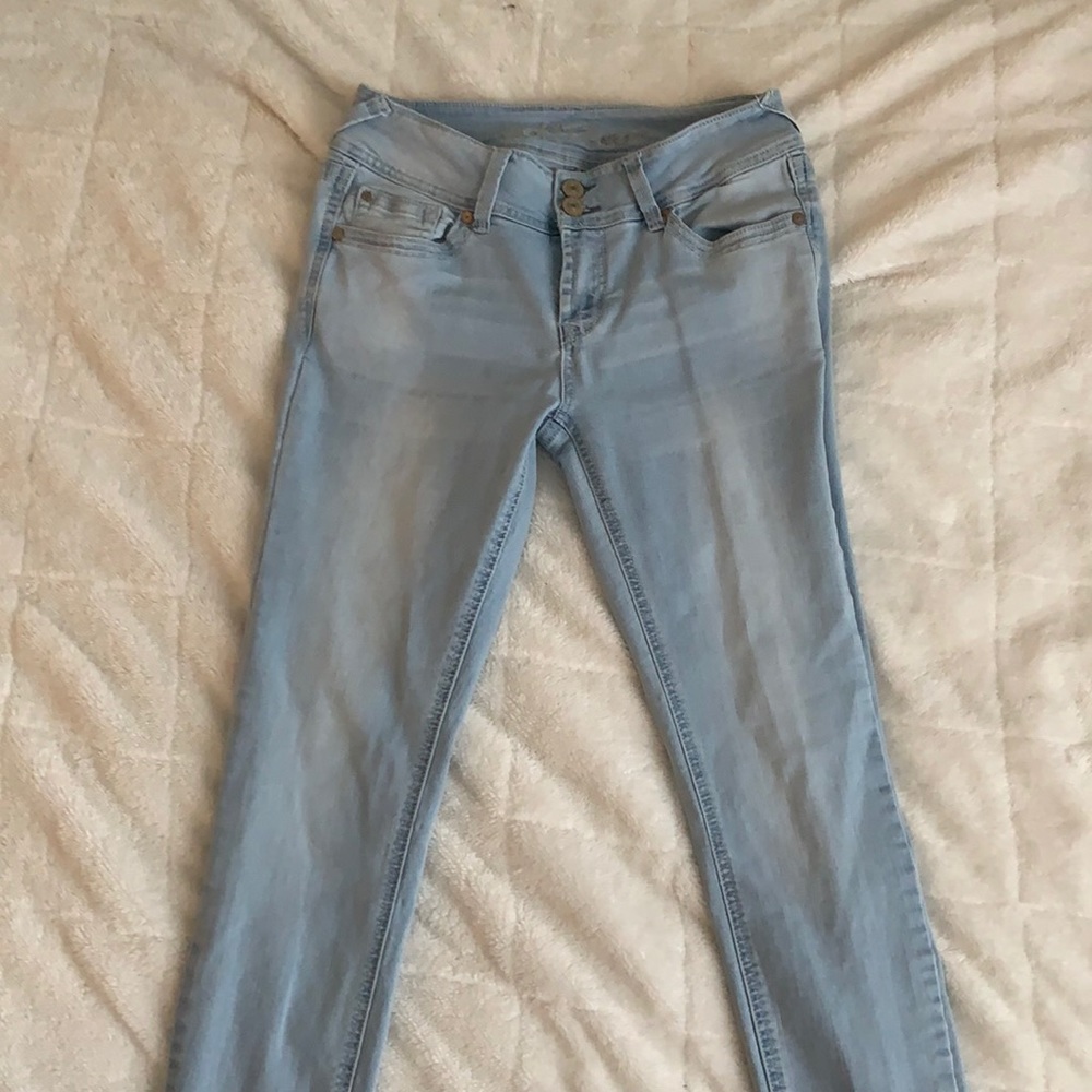 10% OFF SALE!! Wallflower Lightwash Jeggings